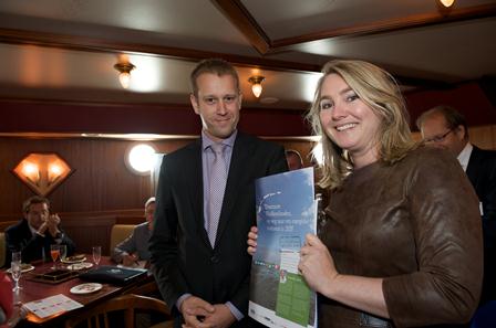 Aanbieding onze eilanden 100 duurzaam aan minister Schultz van Haegen website